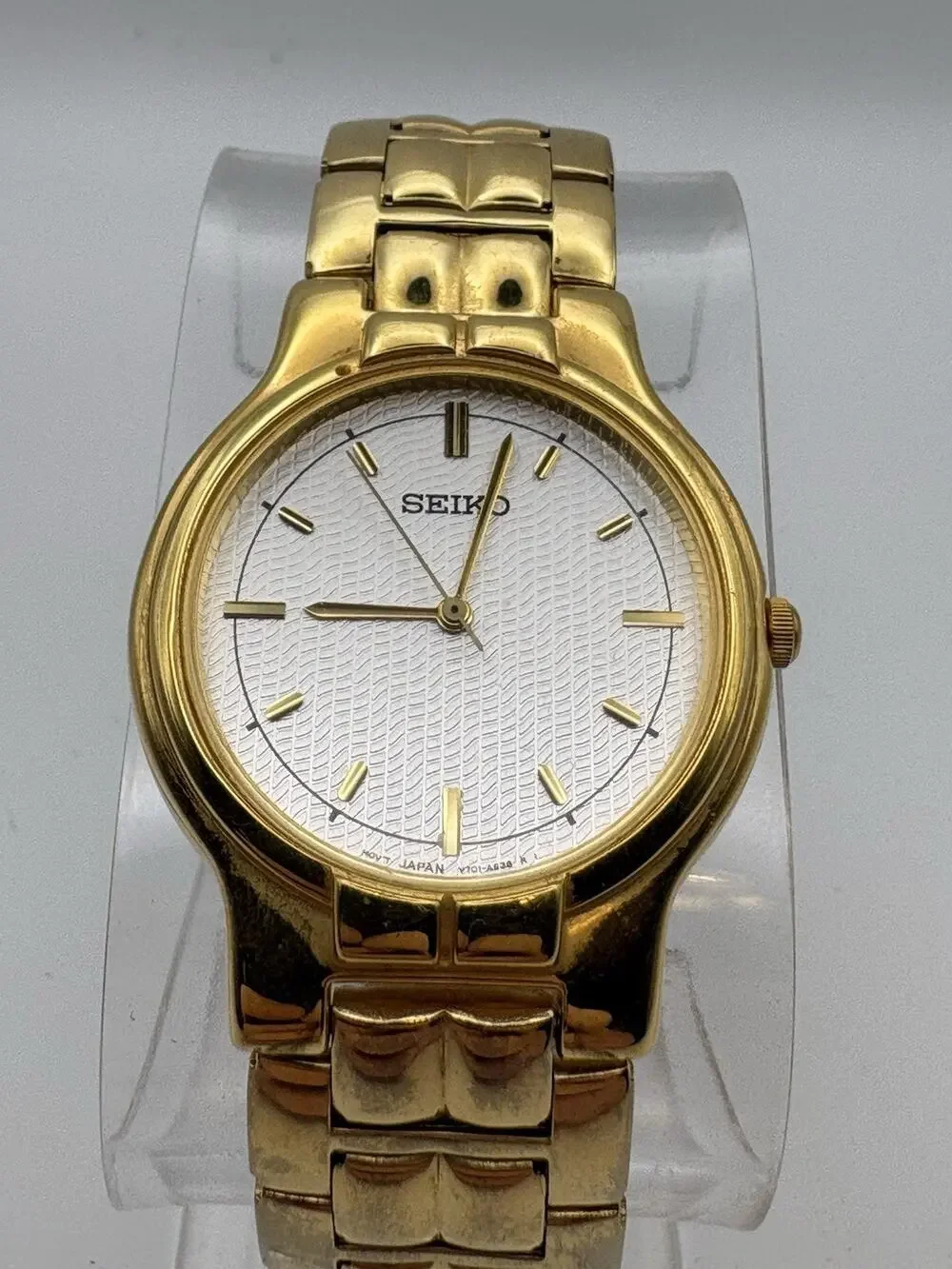 Vintage Seiko Quartz Watch V701-A090 Textured White Dial Gold Tone Runs New Batt